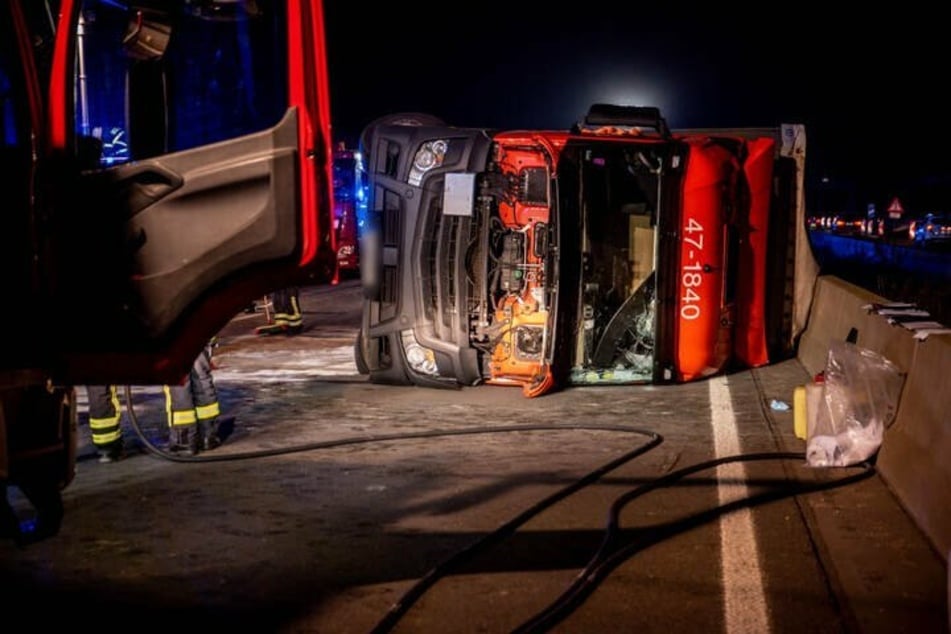 Der Sattelzug war am Montagabend auf der A1 bei Erftstadt umgekippt. Der Fahrer erlitt leichte Verletzungen.