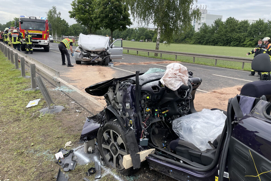 Horror-Crash bei Fambach: Zwei Autos krachen frontal zusammen: Drei
