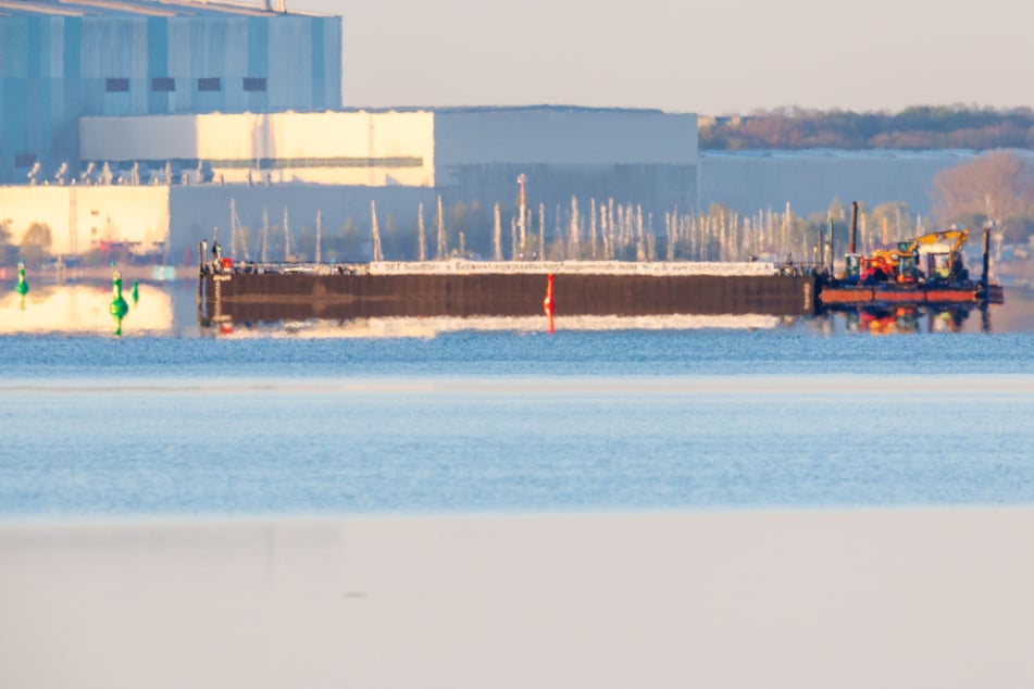 Die Barge, auf der "Timmy" transportiert werden soll, liegt am Morgen noch am Ende des Kirchsee vor der Insel Poel.