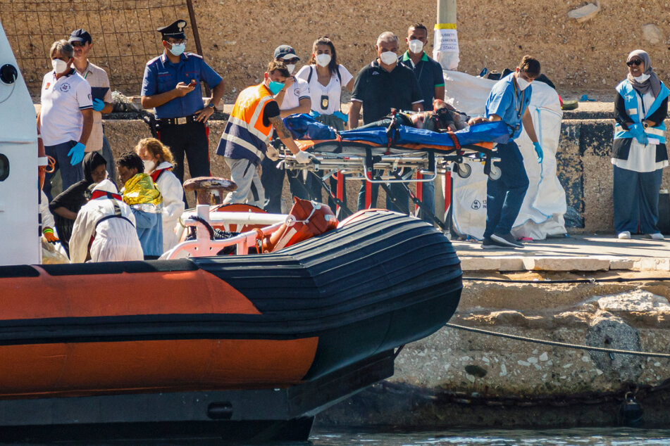 Überlebende werden auf der sizilianischen Insel Lampedusa an Land gebracht.