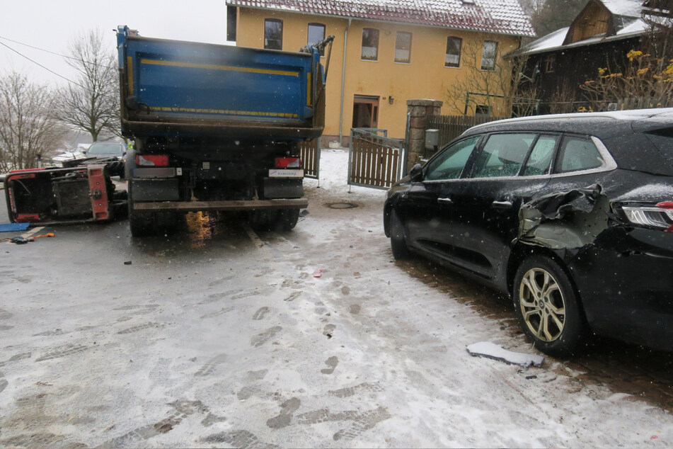 Beim Versuch, dem Mini-Radlader auszuweichen, streifte der LKW einen parkenden Renault.