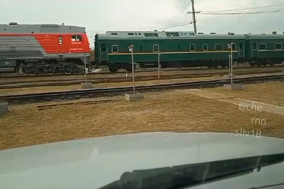 Der Zug soll inzwischen die Grenze zu Russland überquert haben. Dieses Bild wurde auf Telegram verbreitet. Besonderes Detail: Die russische Lok.