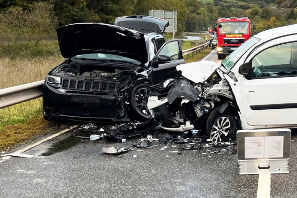 Unfall auf der L160 bei Niederwörresbach nordöstlich von Idar-Oberstein: Ein Auto geriet auf die Gegenfahrbahn, es kam zu einem Frontal-Crash.