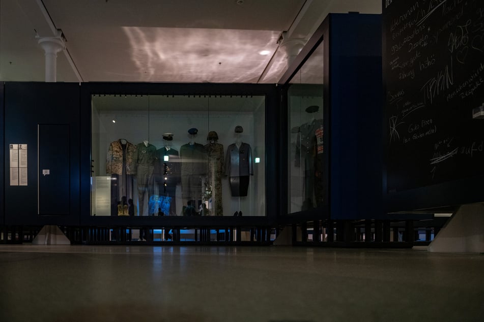 Wer durchs Militärhistorische Museum in Dresden geht, steht teilweise im Dunkeln.