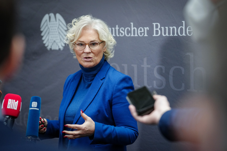 Verteidigungsministerin Christine Lambrecht (56, SPD) betont, dass es bei dem Sondervermögen von 100 Milliarden Euro für die Bundeswehr nicht um Aufrüstung, sondern um Ausrüstung ginge.
