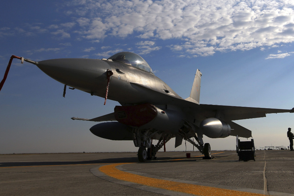 Ein neues Kampfflugzeug der rumänischen Luftwaffe vom Typ F-16 Fighting Falcon, gebaut vom US-Konzern Lockheed Martin, steht auf einem Luftwaffenstützpunkt in Rumänien.