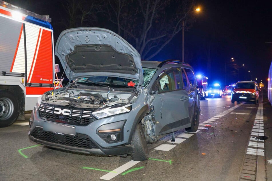 Ersten Erkenntnissen zufolge übersah der Autofahrer die Straßenbahn.