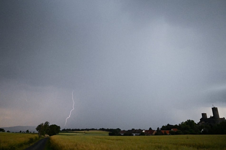 Ab Dienstagabend ziehen Schauer und Gewitter über NRW hinweg. (Symbolfoto)