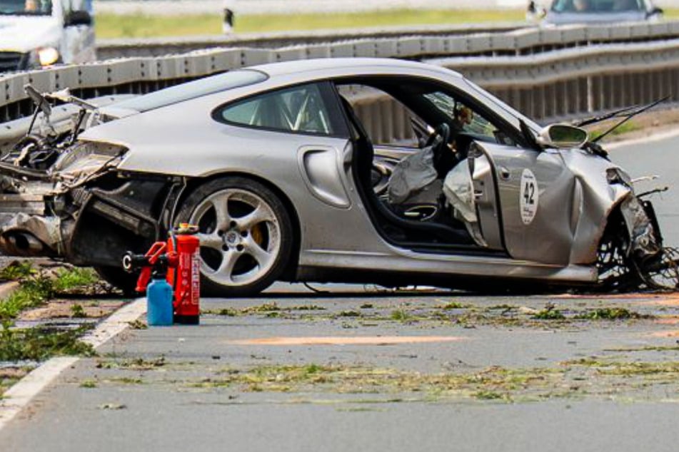 Schließlich war der Porsche mit komplett zertrümmerter Front an der Mittelleitplanke zum Stehen gekommen.