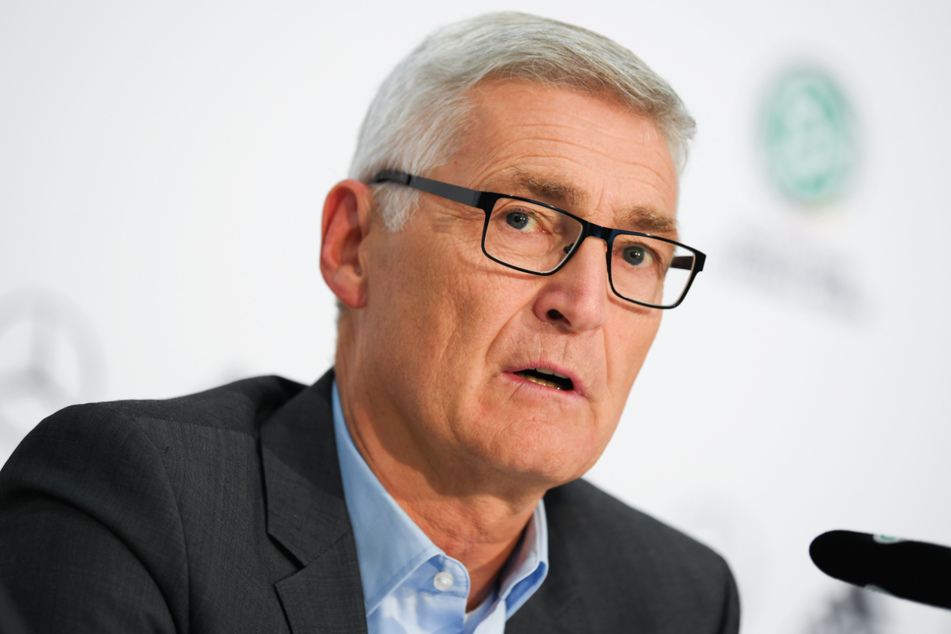 DFB-Schiedsrichter-Boss Lutz-Michael Fröhlich (64) stellt sich schützend vor Felix Zwayer (40).