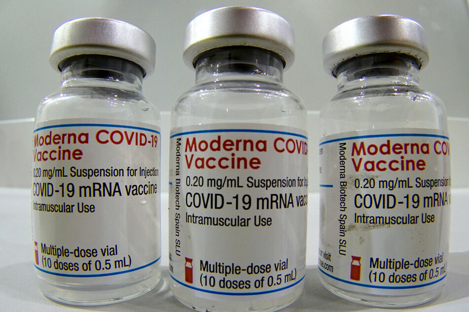 Drei Fläschchen des Corona-Impfstoffs Moderna im Impfzentrum im Velodrom-Stadion.
