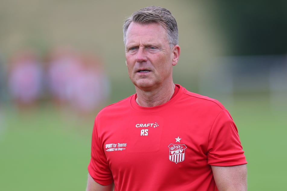 FSV-Cheftrainer Rico Schmitt (57) bremst bei den Ausgaben: "Alles muss im Rahmen unserer wirtschaftlichen Leistungsfähigkeit bleiben."