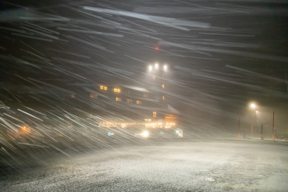 Auf dem Fichtelberg ging am Donnerstagabend der Regen in Schnee über.