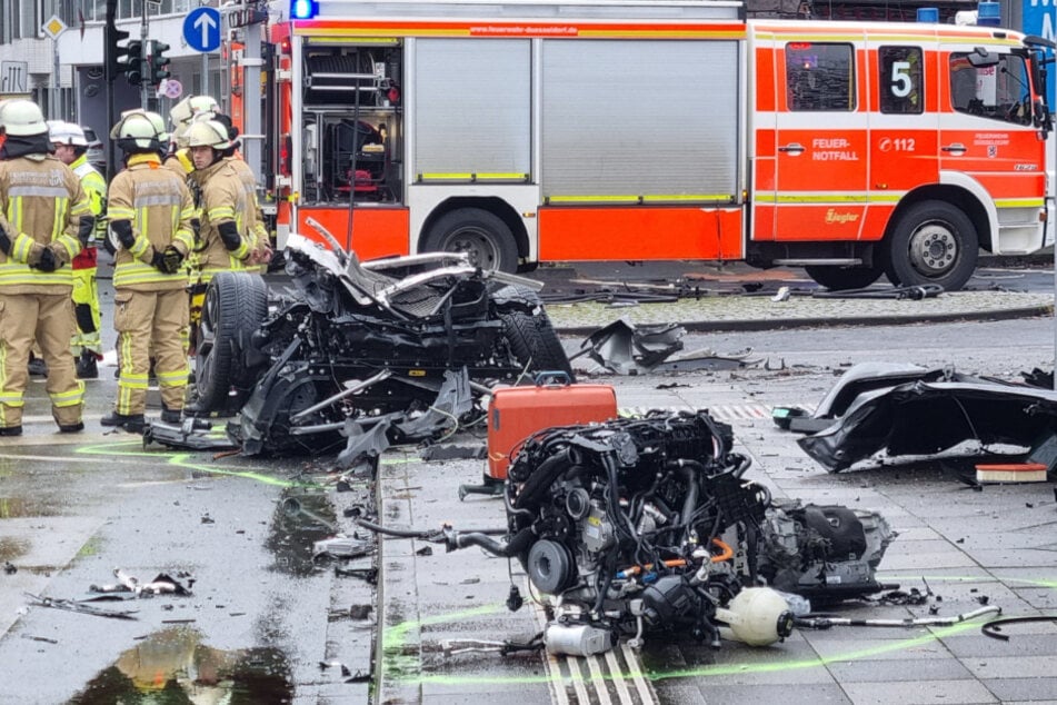 Durch die Wucht des Unfalls wurde der Motorblock aus dem Fahrzeug geschleudert.