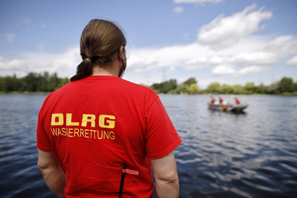 Rettungsschwimmer der DLRG sichern zumeist offizielle Badestrände ab. Die meisten Seen in Sachsen, wie auch der Mühlfeldsee, sind unbewacht.