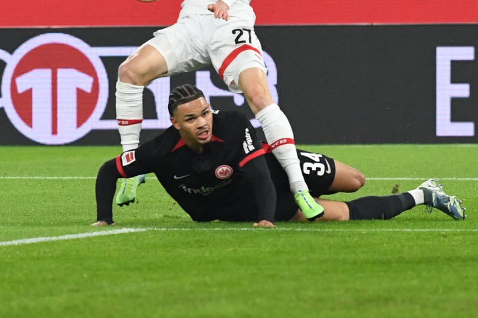 Nnamdi Collins (20) ist gelernter Innenverteidiger, überzeugt bei Eintracht Frankfurt mittlerweile aber auch rechts hinten.