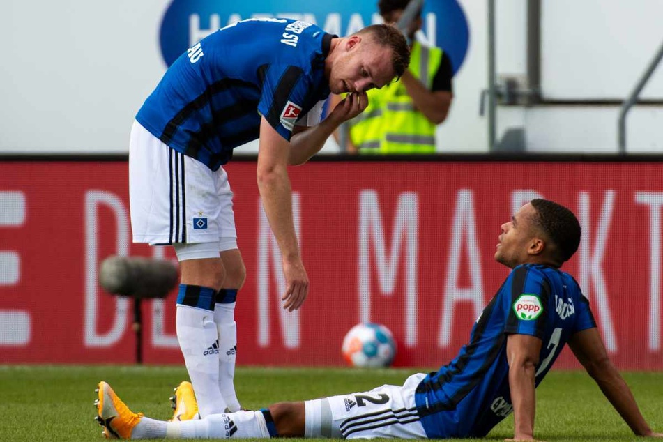 HSV-Kapitän Sebastian Schonlau (27, links) spricht mit Jan Gyamerah (26).