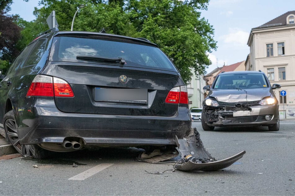 Der BMW-Fahrer (51) hatte die Vorfahrt missachtet, weshalb beide Fahrzeuge kollidierten.