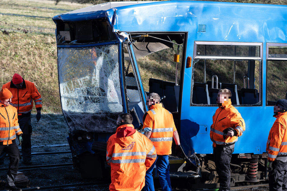 Mehrere Menschen wurde bei dem Straßenbahn-Unfall in Kassel verletzt, beide Trams sprangen offenbar aus den Schienen.