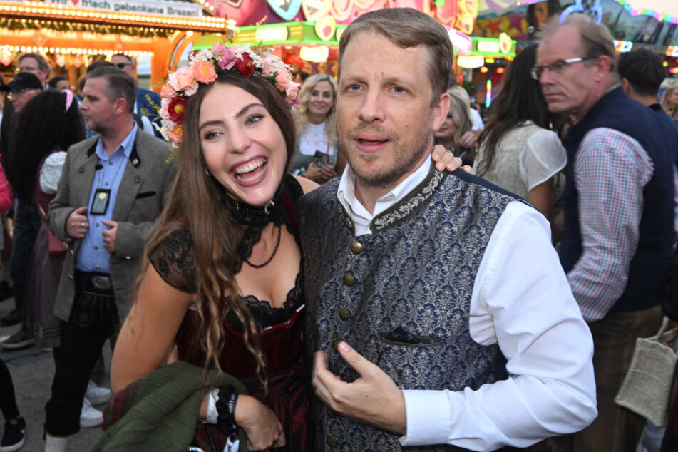 Auf dem Münchner Oktoberfest feierte der Moderator unter anderem mit Wiesnplaymate Vroni Sbrizzai.