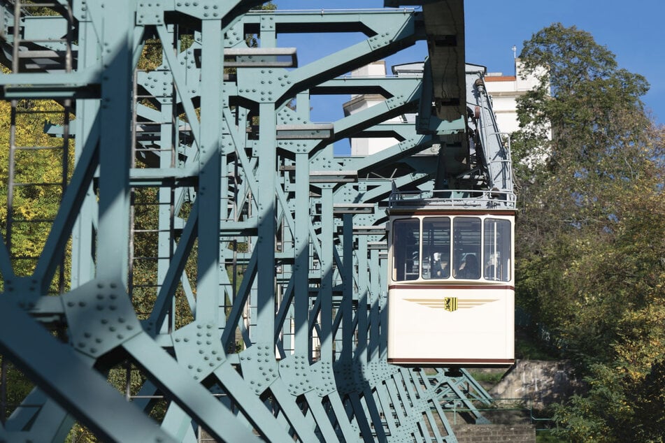 Die Schwebebahn kann während ihrer Wartung nicht fahren.