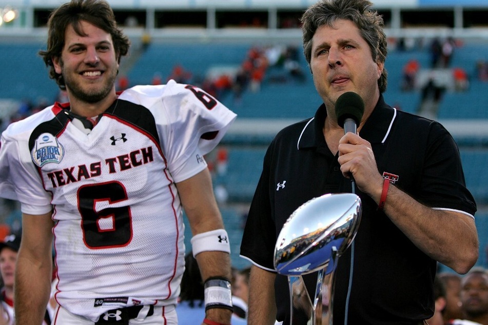 Mississippi State football coach Mike Leach (r) died Monday night after complications related to a heart condition at 62-years-old.