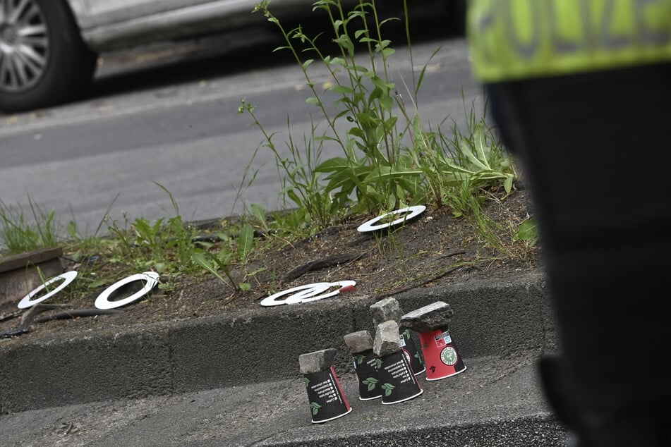 Beamte der Polizei Berlin sichern Spuren am Einsatzort.