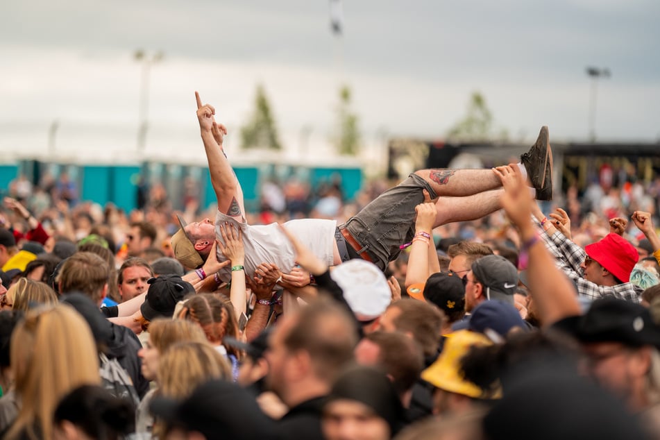 Zehntausende Fans haben sich bereits ein Ticket für die Festivals "Rock am Ring" und "Rock im Park" besorgt.