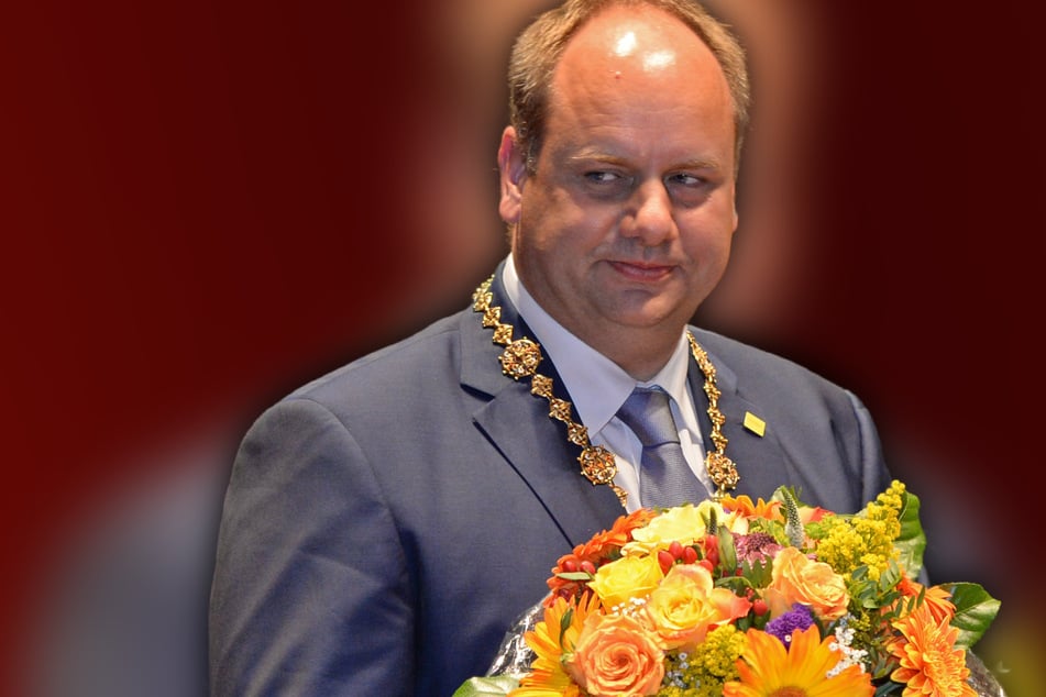 Möchte Glückwünsche und vielleicht auch ein paar Blumen verteilen: OB Dirk Hilbert (54, FDP) sucht nach Dresdens Jubilaren.