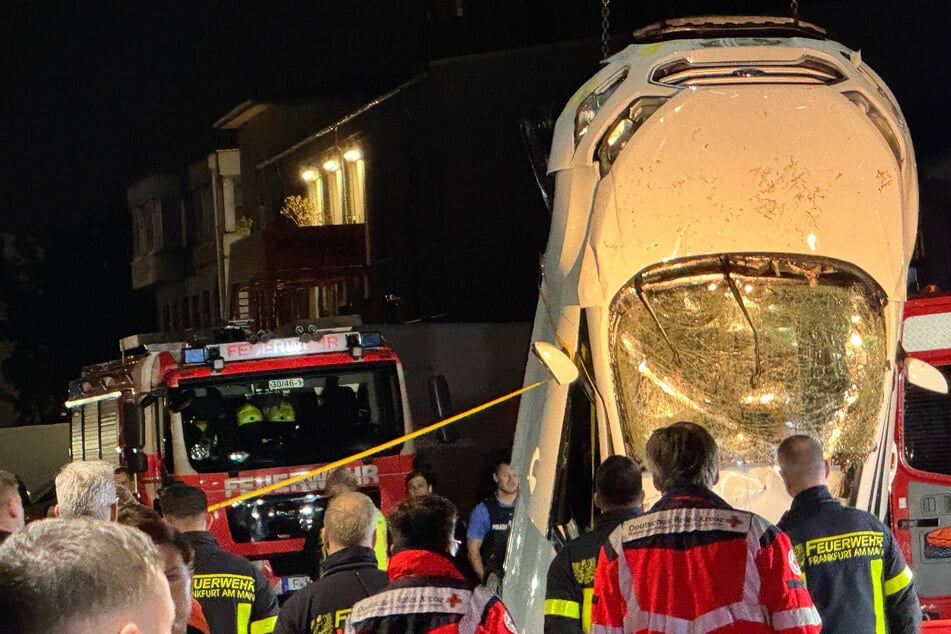 Mit schwerem Gerät bargen Einsatzkräfte der Feuerwehr das in das Hafenbecken gestürzte Auto.