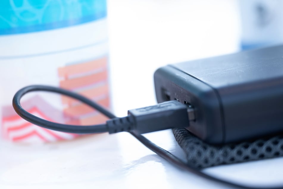 Eine Powerbank hatte während des Flugs Feuer gefangen. (Symbolbild)