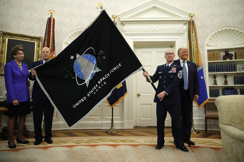 Donald Trump (74, r.) freut sich über die Flagge der Space Force. Der Rest der Welt macht sich über das Wappen allerdings eher lustig, weil sein Design offensichtlich bei Star Trek abgeguckt wurde.
