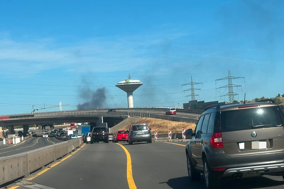 Die Rauchsäule war schon auf der Autobahn zu sehen.
