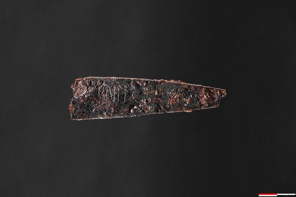 Archäologen haben in Dänemark ein kleines Messer mit einer fast zwei Jahrtausende alten Runeninschrift entdeckt.