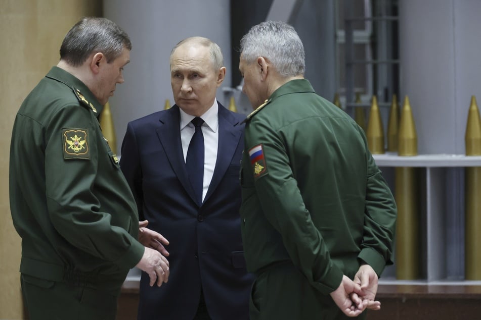 Der russische Präsident Wladimir Putin (71) sagte am Dienstag in Moskau, die Initiative liege derzeit bei seinen Truppen.