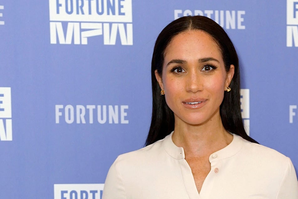¿Te invitaste tú mismo a la Fashion Week? La duquesa Meghan sorprende con una confesión sincera.