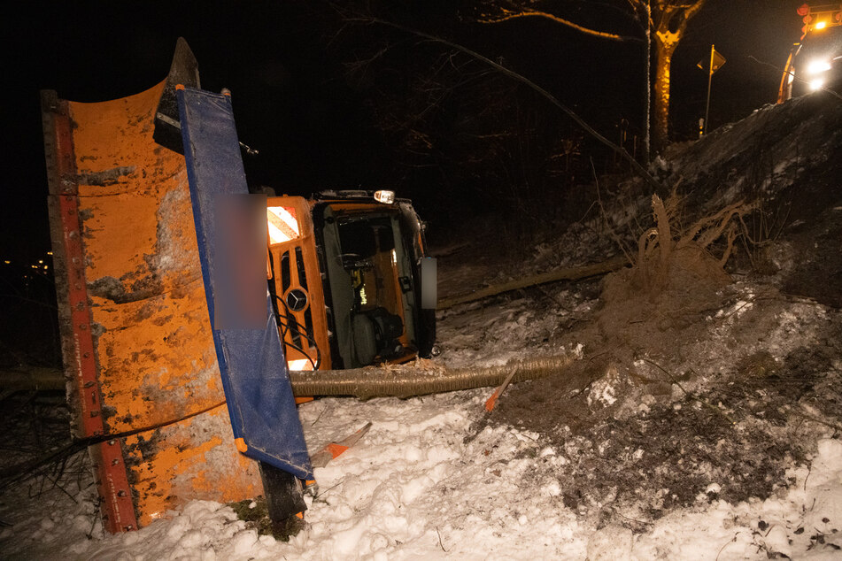 Ein Winterdienst-Fahrzeug kam am Samstagabend von der S221 ab und stürzte die Böschung hinab.