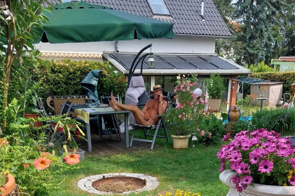 Achim Nimmler sonnt sich als Nackedei im Liegestuhl in seinem Garten.
