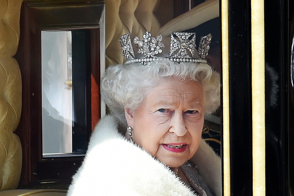 Queen Elizabeth II. ist im Alter von 96 Jahren gestorben, manche ziehen aus ihrer Todesmeldung sogar einen finanziellen Profit.