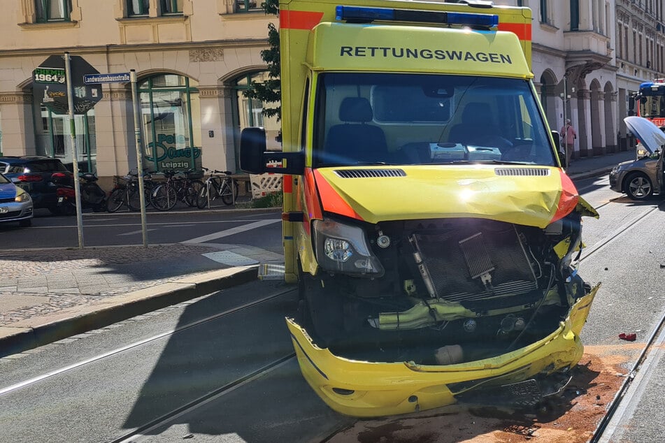 Rettungswagen im Einsatz: Schwerer Unfall im Westen von Leipzig!