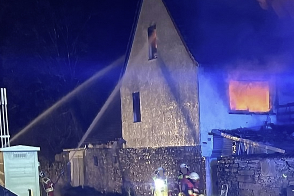 Einfamilienhaus gerät in Brand: Hoher Schaden - Frau festgenommen!