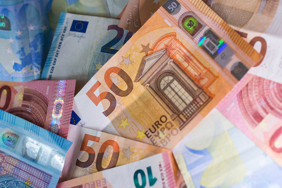 Zahlreiche Banknoten liegen auf einem Tisch.