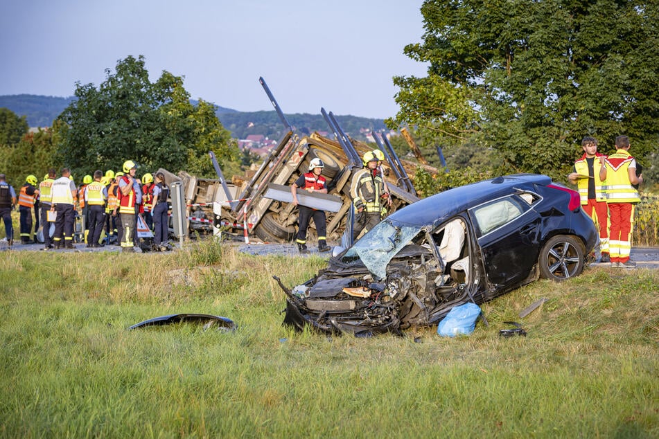 Die Kollision zwischen Volvo und Lkw hatte drei Schwerverletzte zur Folge. Die Unfallverursacherin ist mittlerweile im Krankenhaus verstorben.