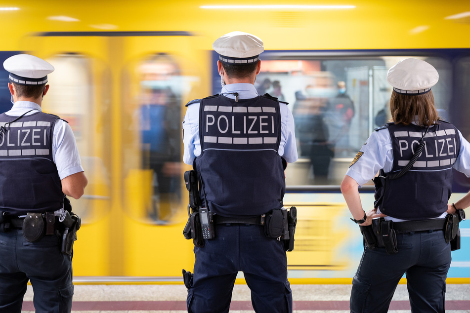 Ordnungshüter kontrollierten auch in Haltestellen und Bahnhöfen (Symbolbild).
