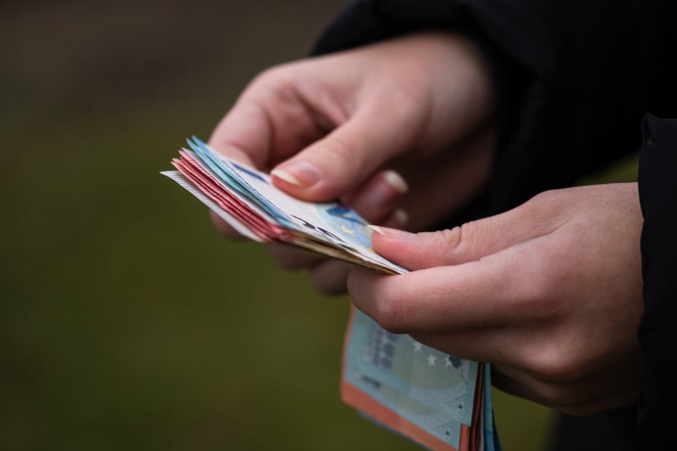 Die 42-Jährige ist wegen gewerbsmäßigen Betrugs sowie Urkundenfälschung angeklagt. (Symbolfoto)
