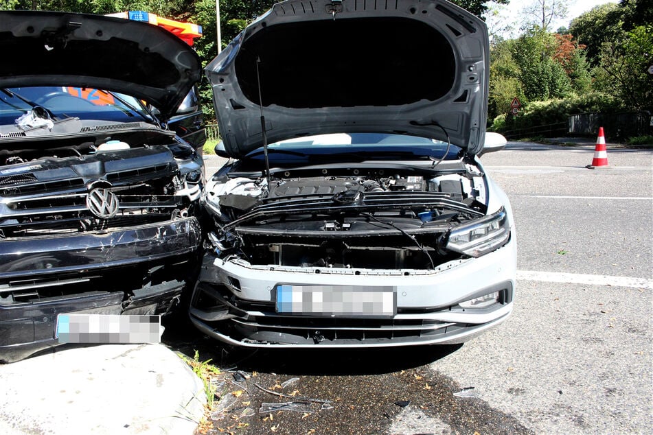 Zwei VW-Autos krachten an einer Kreuzung frontal ineinander.