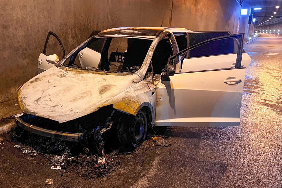 In der Südröhre des Neuhofer Tunnels auf der A66 war im Landkreis Fulda ein Auto am Sonntagnachmittag komplett ausgebrannt.