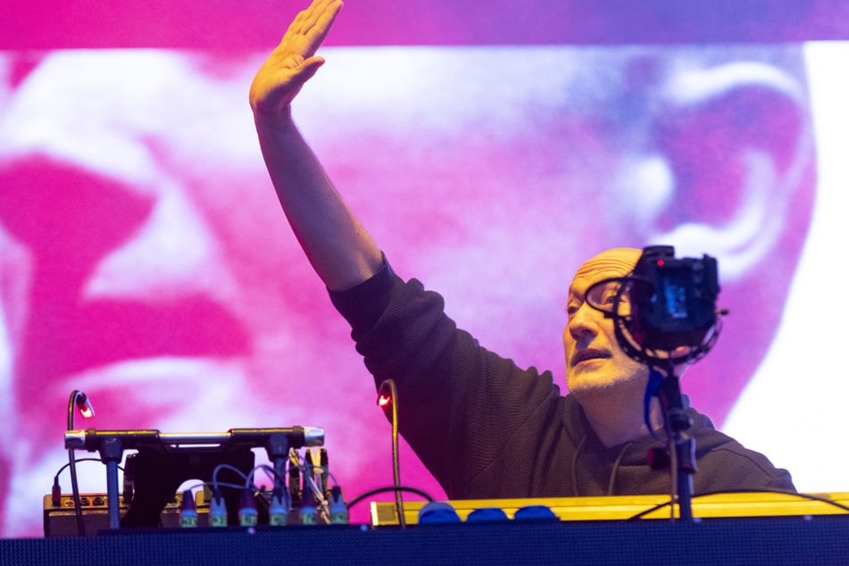 Hin und wieder gab's ein Winken vom Star-DJ.