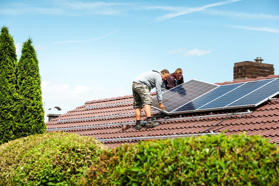 Immer mehr Hausbesitzer wollen eine Solaranlage aufs Dach. Doch Hersteller und Handwerker kommen nicht hinterher mit den Aufträgen.