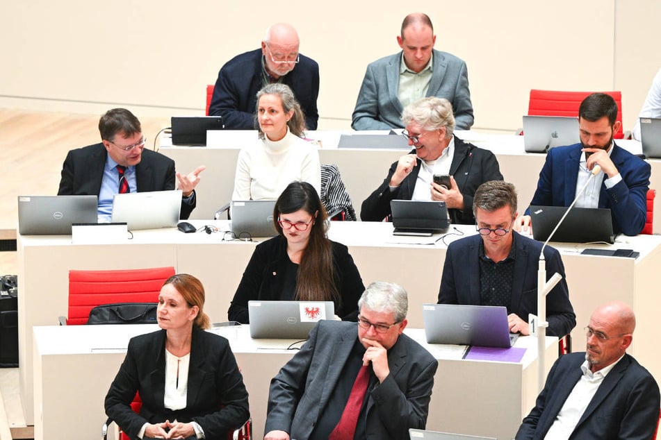 Ratlose Gesichter bei den BSW-Abgeordneten: Ist ihre Regierungs-Zeit in Brandenburg vorbei?